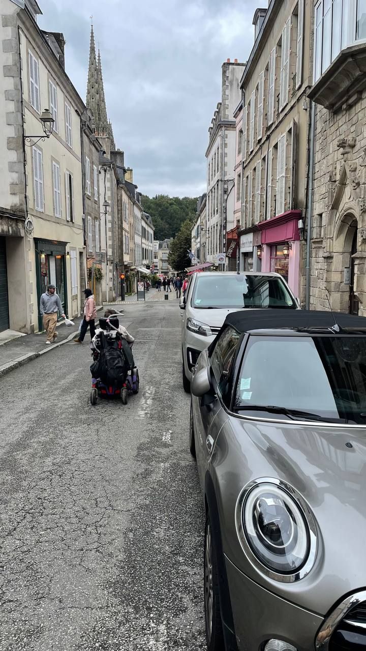 Stadtpanorama mit Elektrorollstuhl