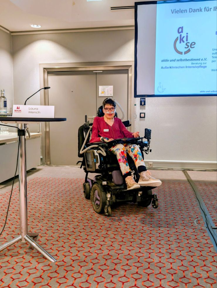 Laura Mench bei einem Vortrag auf dem MAIK-Kongress 2025