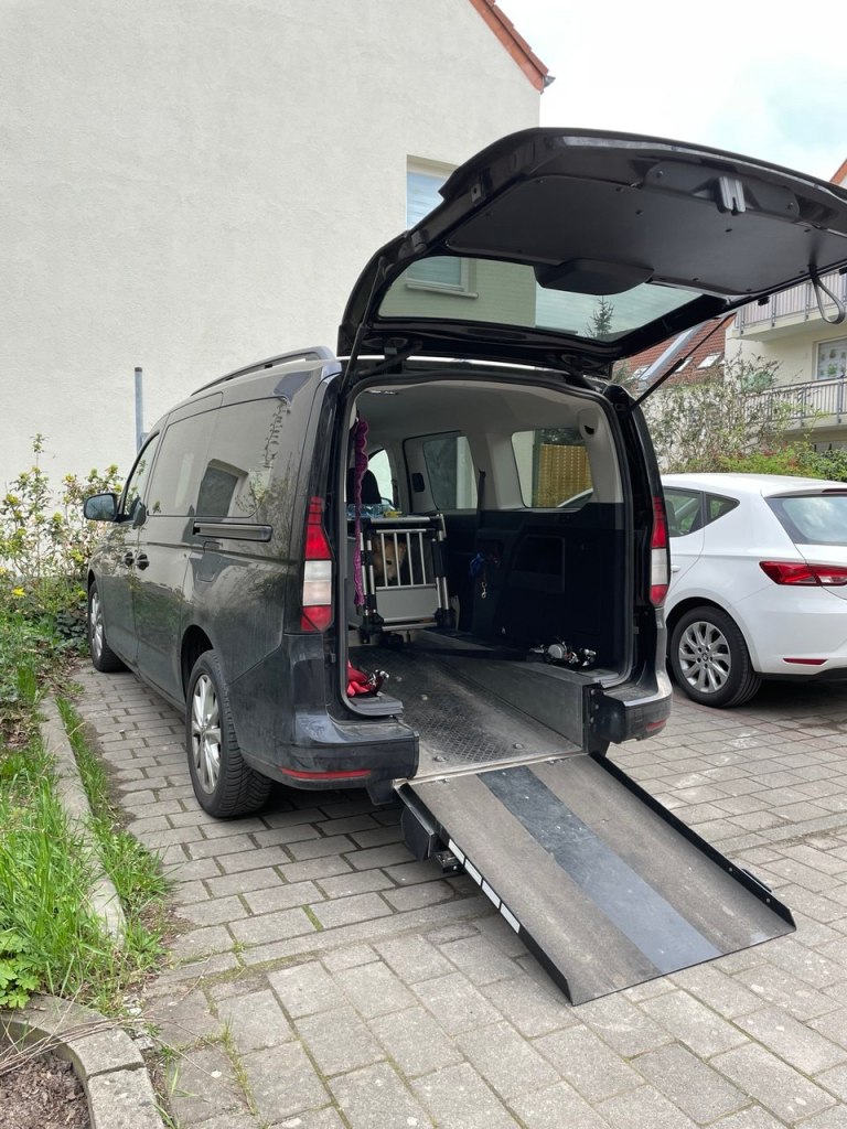 Behindertengerecht umgebauter Heck eines schwarzen VW Caddy.